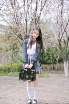 稚嫩的小学生初中生怎么形容